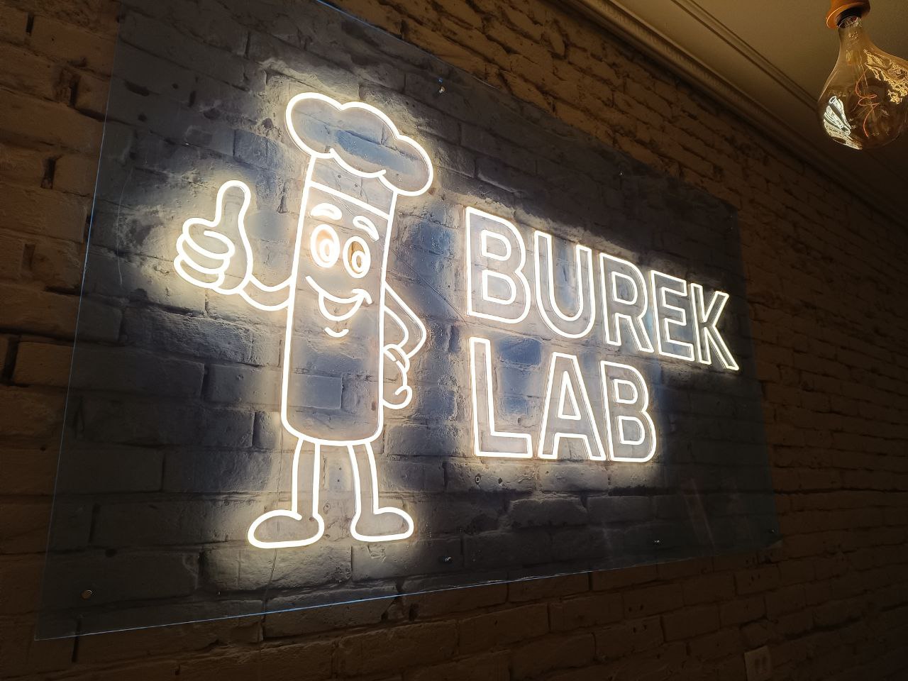 Neony reklamowe Polska – produkcja i projektowanie